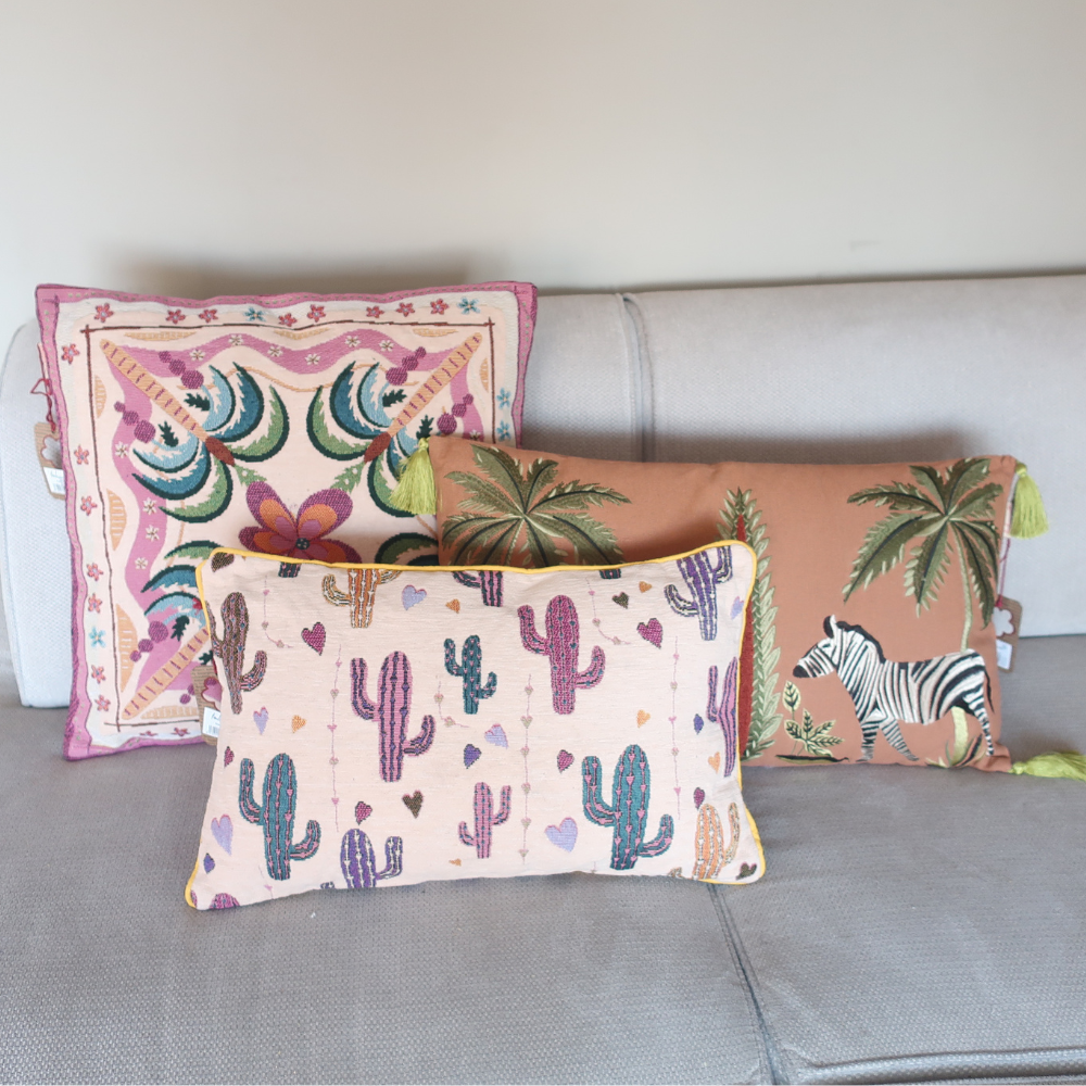 Kussen Cactus als kleurrijk sierkussen gecombineerd met andere woonaccessoires en kussens