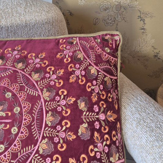 Detailfoto van het sierkussen Gemma van Imbarro. Bordeaurode velvet stof met handgeborduurd design.