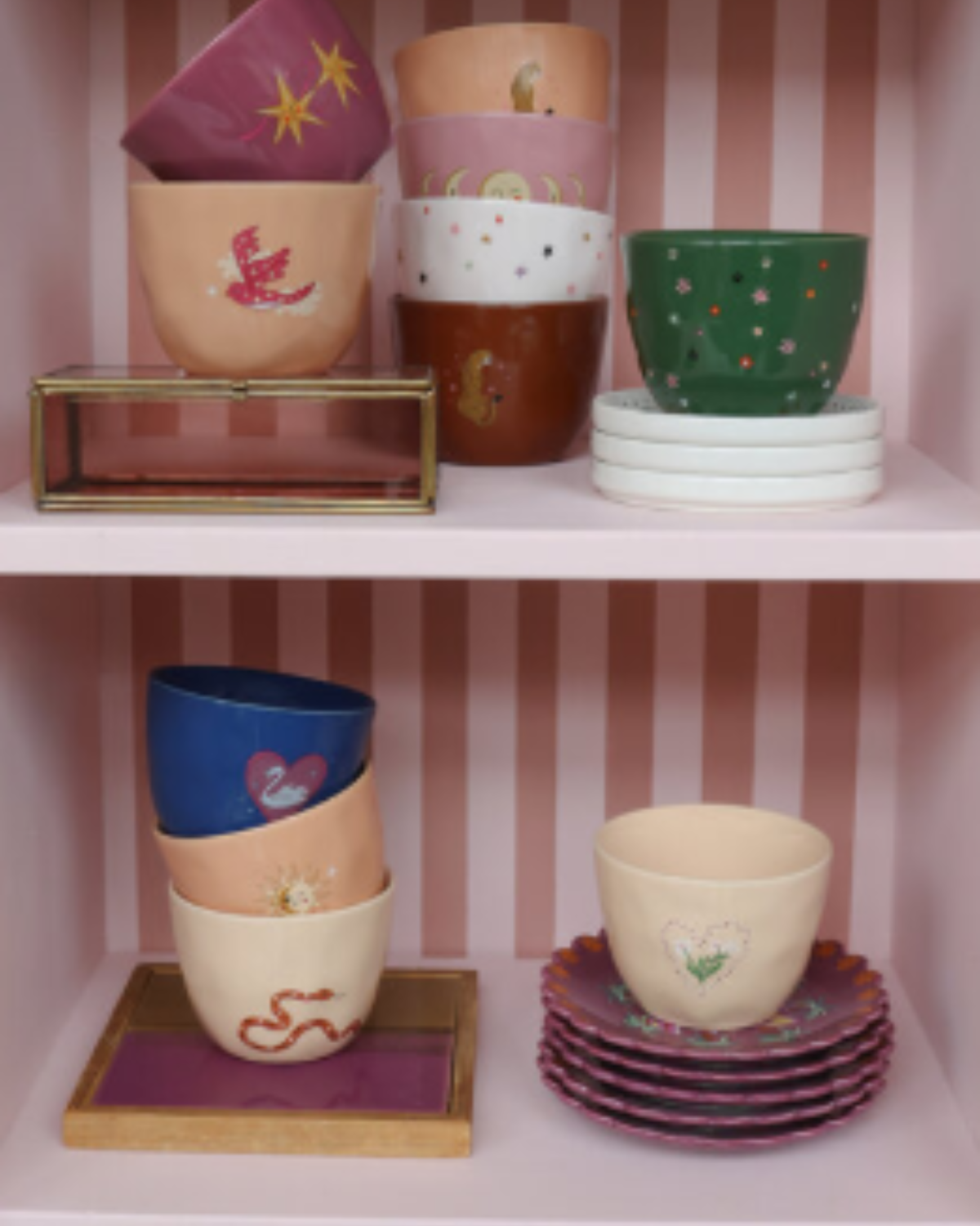 De keramieken mok Ø 10 cm, hoogte 7 cm, op een sfeervol tafelmoment. Ideaal als cadeau of om je dagelijkse koffieritueel een vrolijke touch te geven.