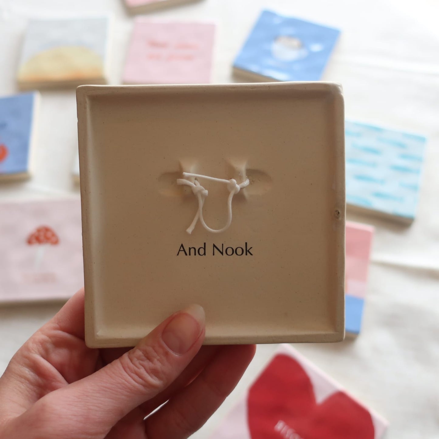 And Nook Tegeltje Keramiek – Roze Hartjes Woonaccessoire