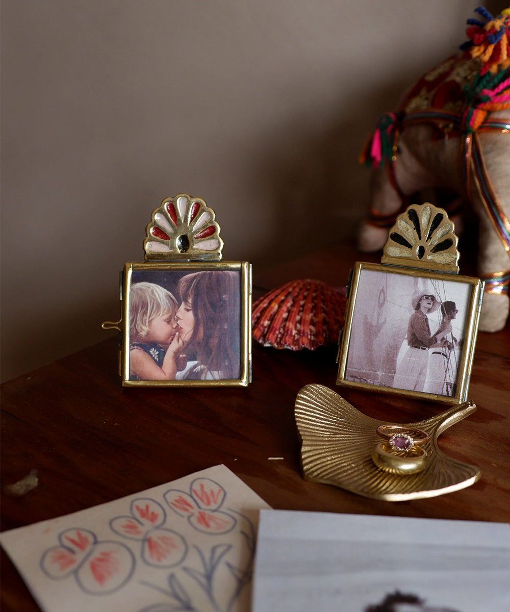 Rosie Roset Frame Mini Peach als decoratief accent op een plank tussen andere woonaccessoires