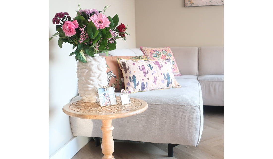 Licht interieur met voorjaars woonaccessoires en bloemen