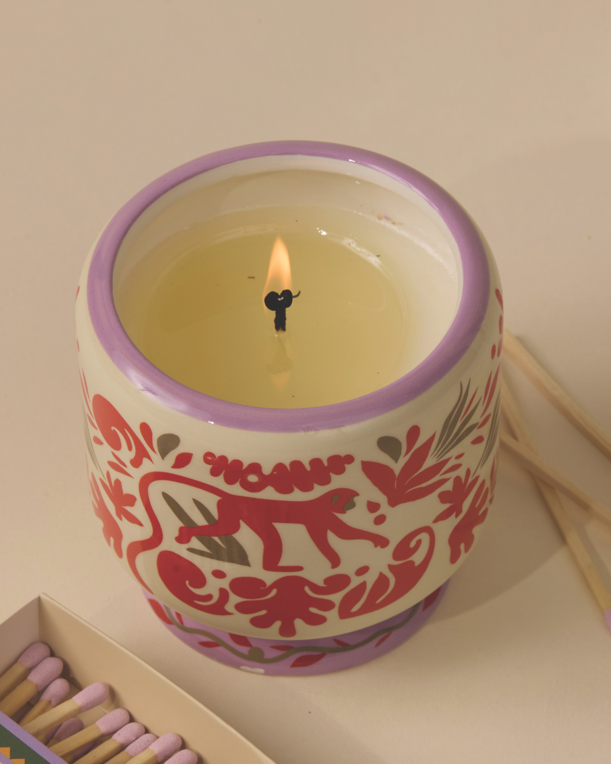 Adopo Jungle geurkaars Kokos Amber met handgeschilderd jungle-design op tafel - luxe cadeau voor vrouwen Bij Suus