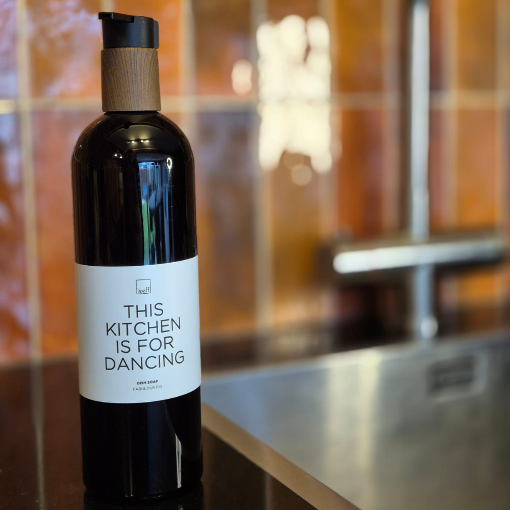 Afwasmiddel Leeff, tekst this kitchen is for dancing