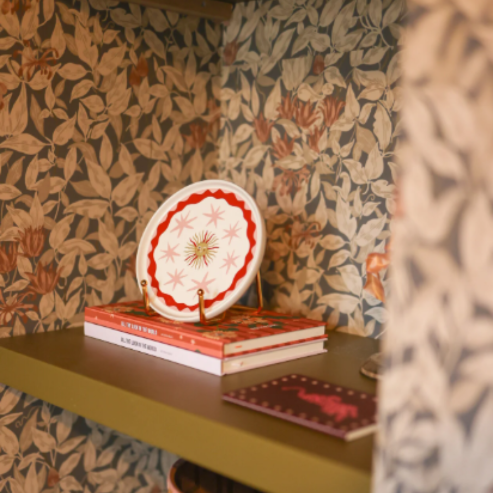 Kleurrijk keramisch bordje “All the Luck in the World” met zon en roze sterren, gestyled als woonaccessoire