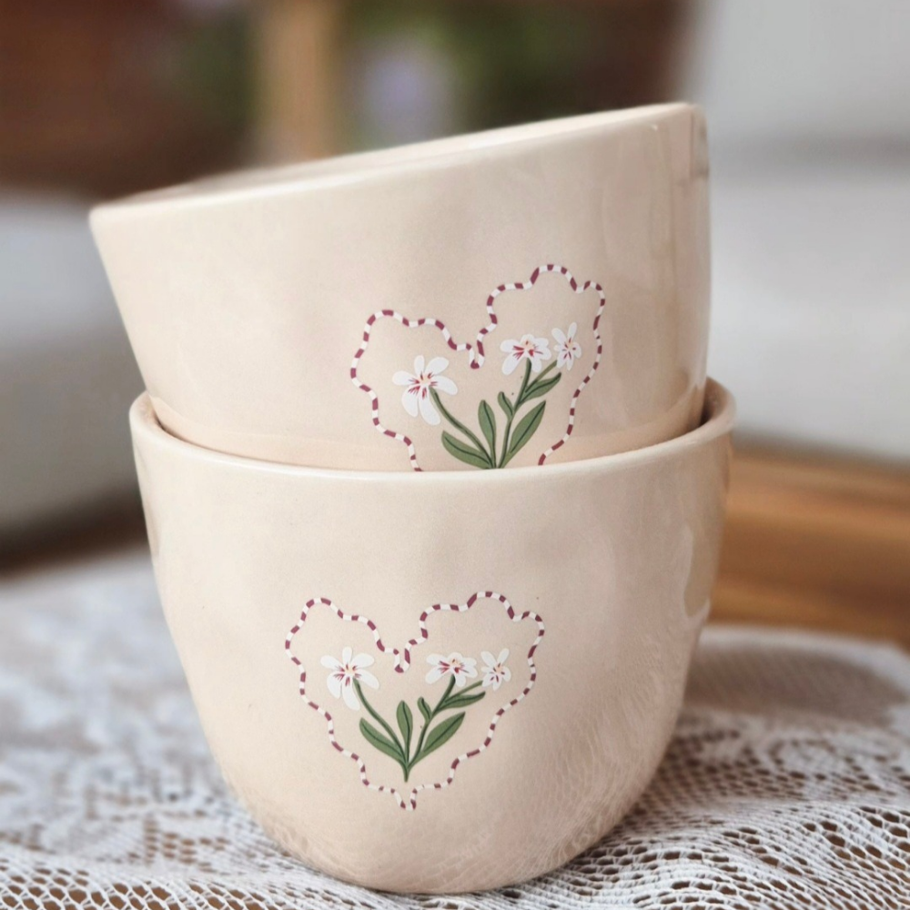 Beige mok met kleurrijk hartje en bloemenv an all the luck in the world