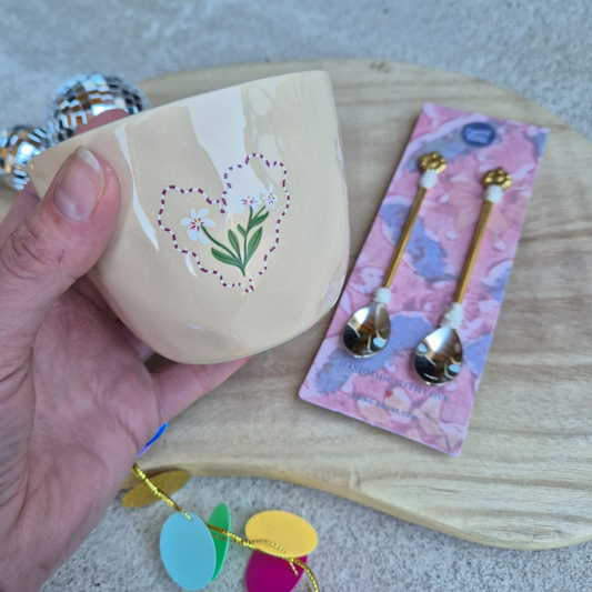 Beige mok met hartje van All the Luck in the World en set van 2 theelepeltjes van Doing Goods