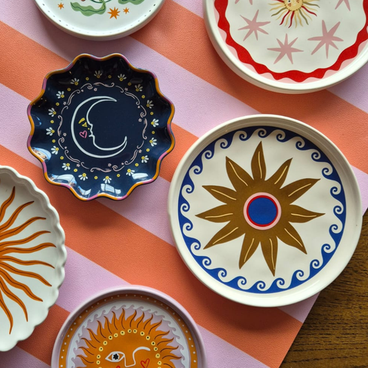Kleurrijke keramische bordjes uit de collectie van All the Luck in the World