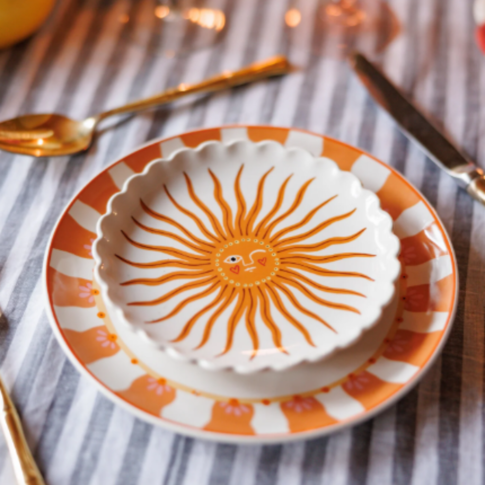 Kleurrijk keramisch bordje uit de Lucky Summer collectie, gestyled met hapjes op een zomerse tafel