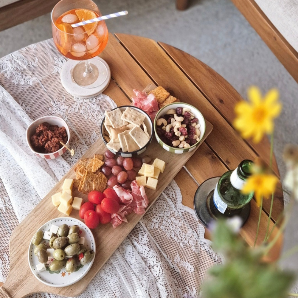 Borrelplank met gekleurde schaaltjes van Here's How