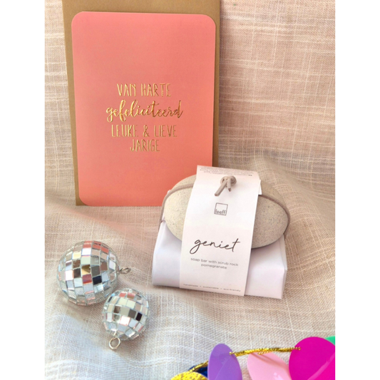 Verjaardagscadeau vriendin Leeff zeep bar pomegranate en verjaardagskaartje Kaartjes van Maaike Bij Suus