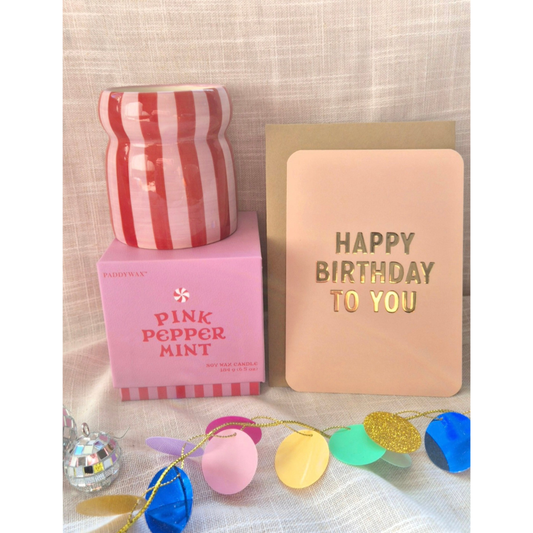 Verjaardagscadeau vriendin geurkaars en kaartje feestelijk verpakt Bij Suus