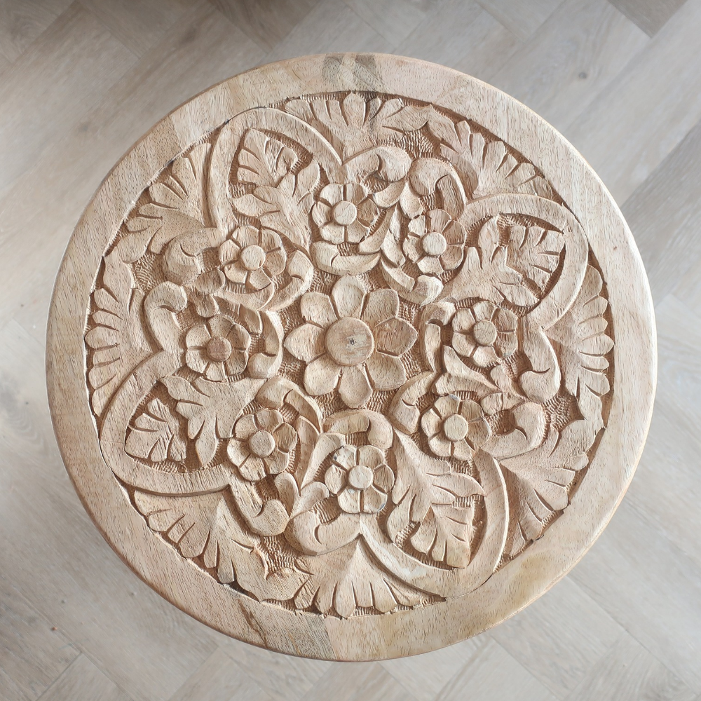 Detail van handbewerkt bloemendessin op houten bijzettafel Lotta Natural woonaccessoire