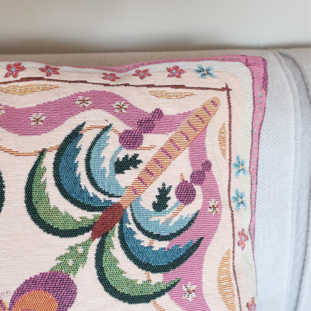 Detail van het ingeweven jacquard bloemen- en palmpatroon op Kussen Vista sierkussen