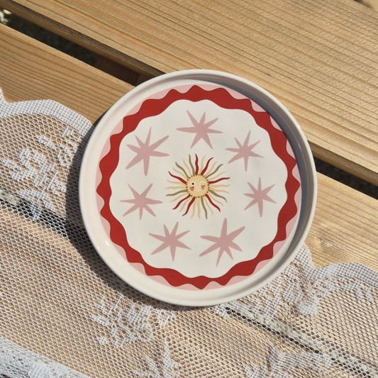 Detailfoto van het bordje met roze sterren en een gele zon van all the luck in the world