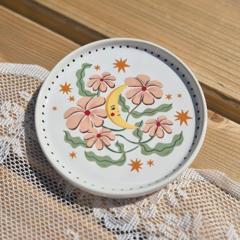 Kleurrijk bordje met bloemen en een maantje van all the luck in the world
