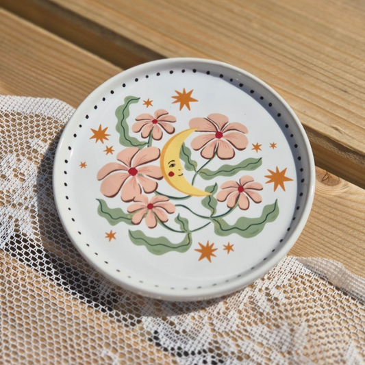 Kleurrijk bordje met bloemen en een maantje van all the luck in the world