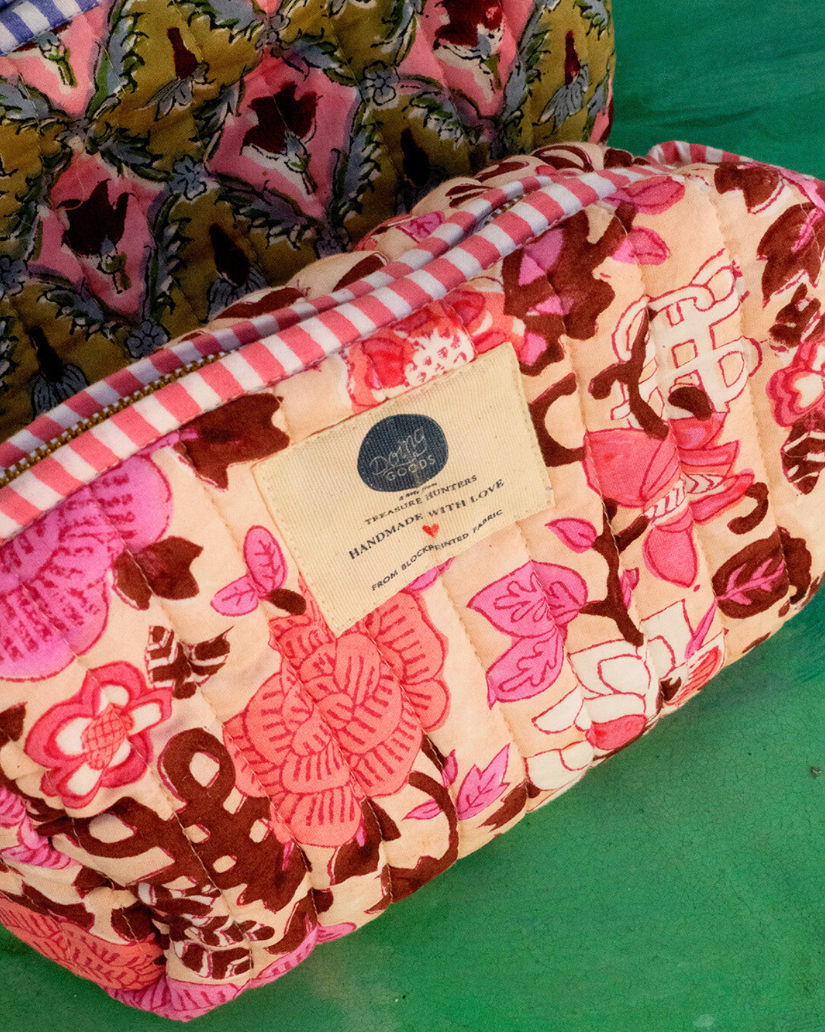 Toillettas van Doing Goods in vrolijke kleuren in print.