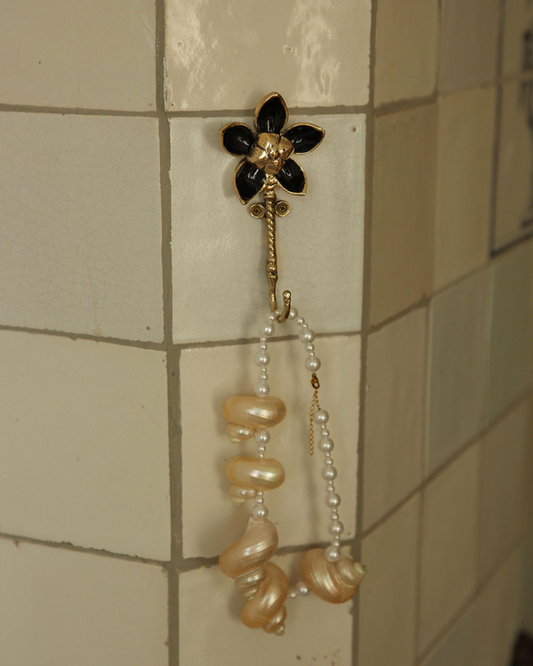 Doing Goods handgemaakte wandhaak met bloem | Luxe wanddecoratie | Bij Suus