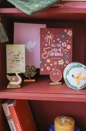 Toon je favoriete kaarten, foto’s of memo’s stijlvol met deze handgemaakte messing kaarthouder. Een vrolijke touch voor elk interieur.