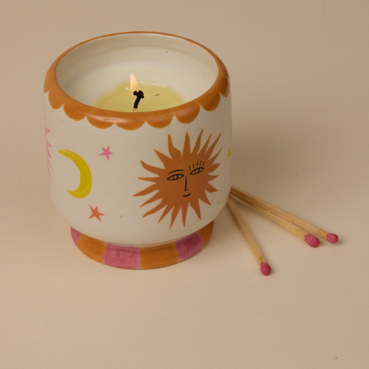 Geurkaars van paddywax in duurzaam kleurrijk vaasje, kleurrijke woonaccessoire