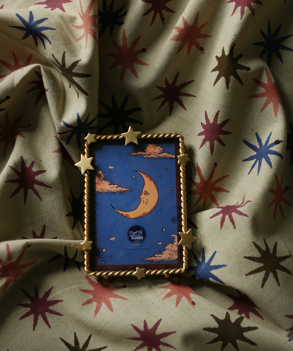 Ontdek de fijne sterdetails en de glanzende gouden afwerking van dit handgemaakte fotolijstje. Elk exemplaar is uniek en vol karakter.