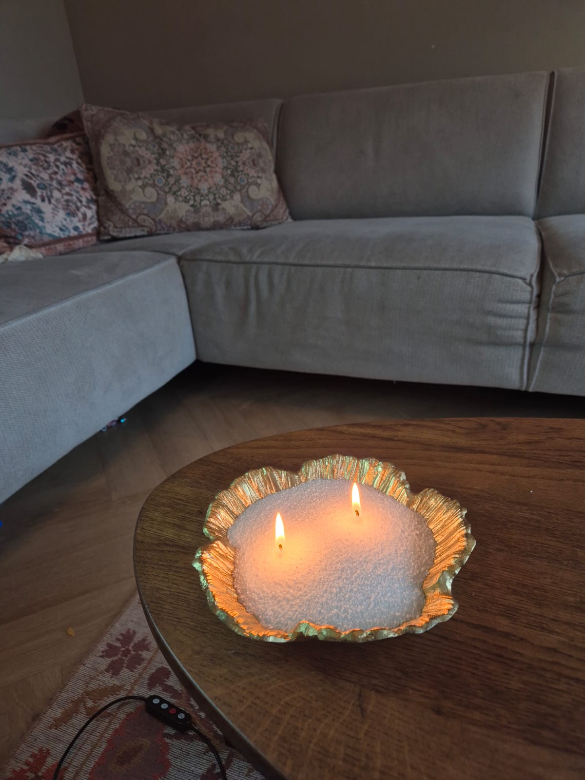 Gouden decoratieve schaal met kaarsenzand