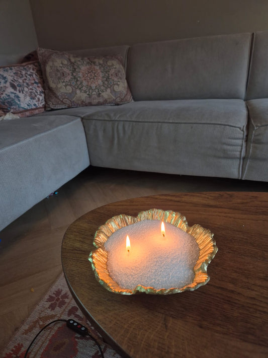 Gouden decoratieve schaal met kaarsenzand