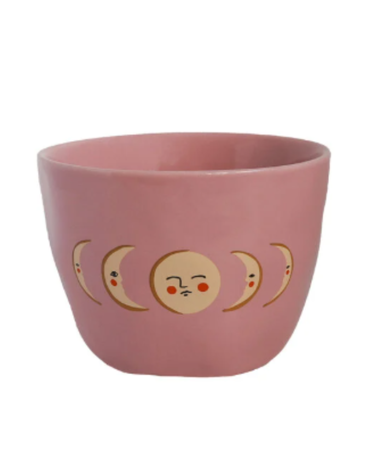 Close-up van de grote roze keramieken mok met maanmotief. Perfect voor koffie, thee of warme chocolademelk. Duurzaam en magnetron- en vaatwasserbestendig.