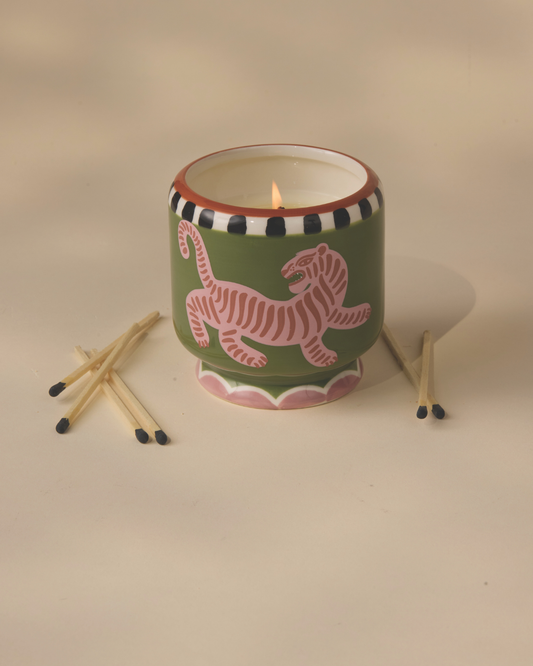 Keramische geurkaars met handbeschilderde tijger op tafel, luxe cadeau voor vrouwen Bij Suus