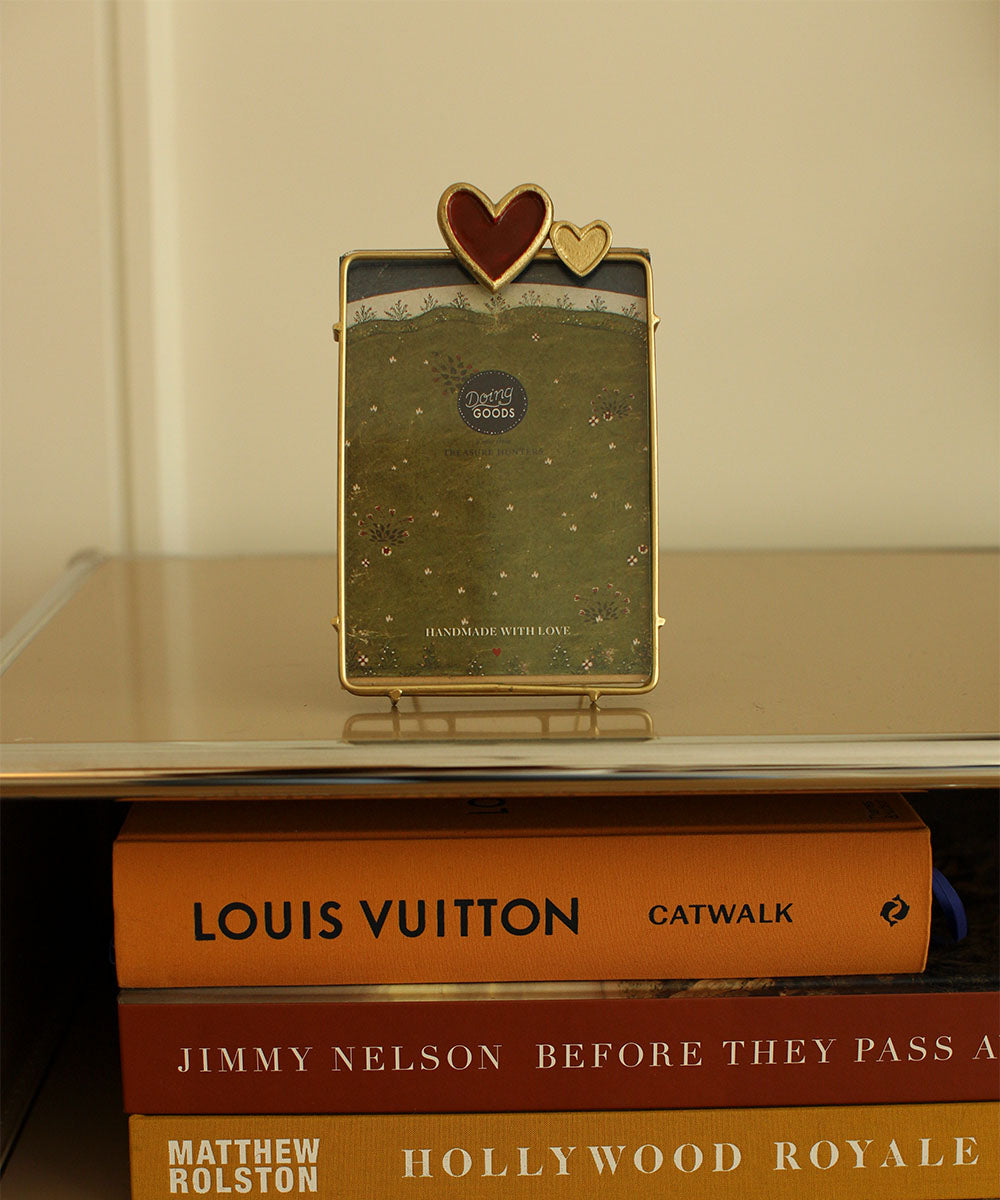 Close-up van dit unieke handgemaakte fotolijstje van gerecycled messing en glas. Perfect om je mooiste herinneringen stijlvol te tonen.