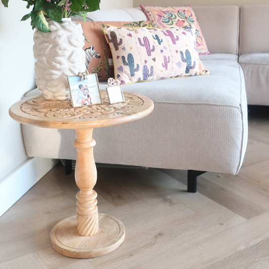 Ronde houten bijzettafel Lotta Natural als warm woonaccessoire naast bank in romantisch interieur