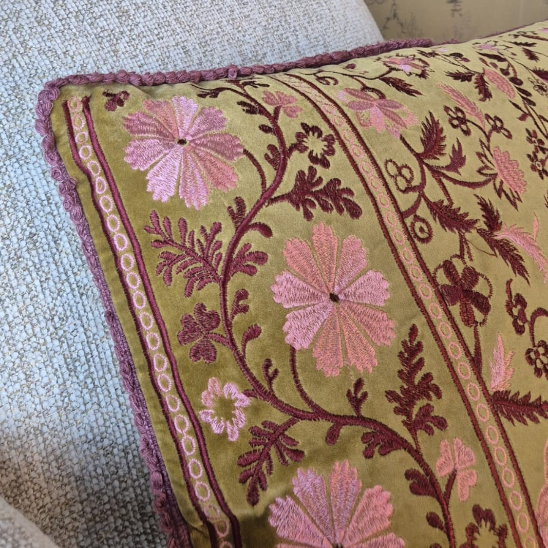 Sierkussen Soul van Imbarro, groen velvet met roze geborduurde bloemen details
