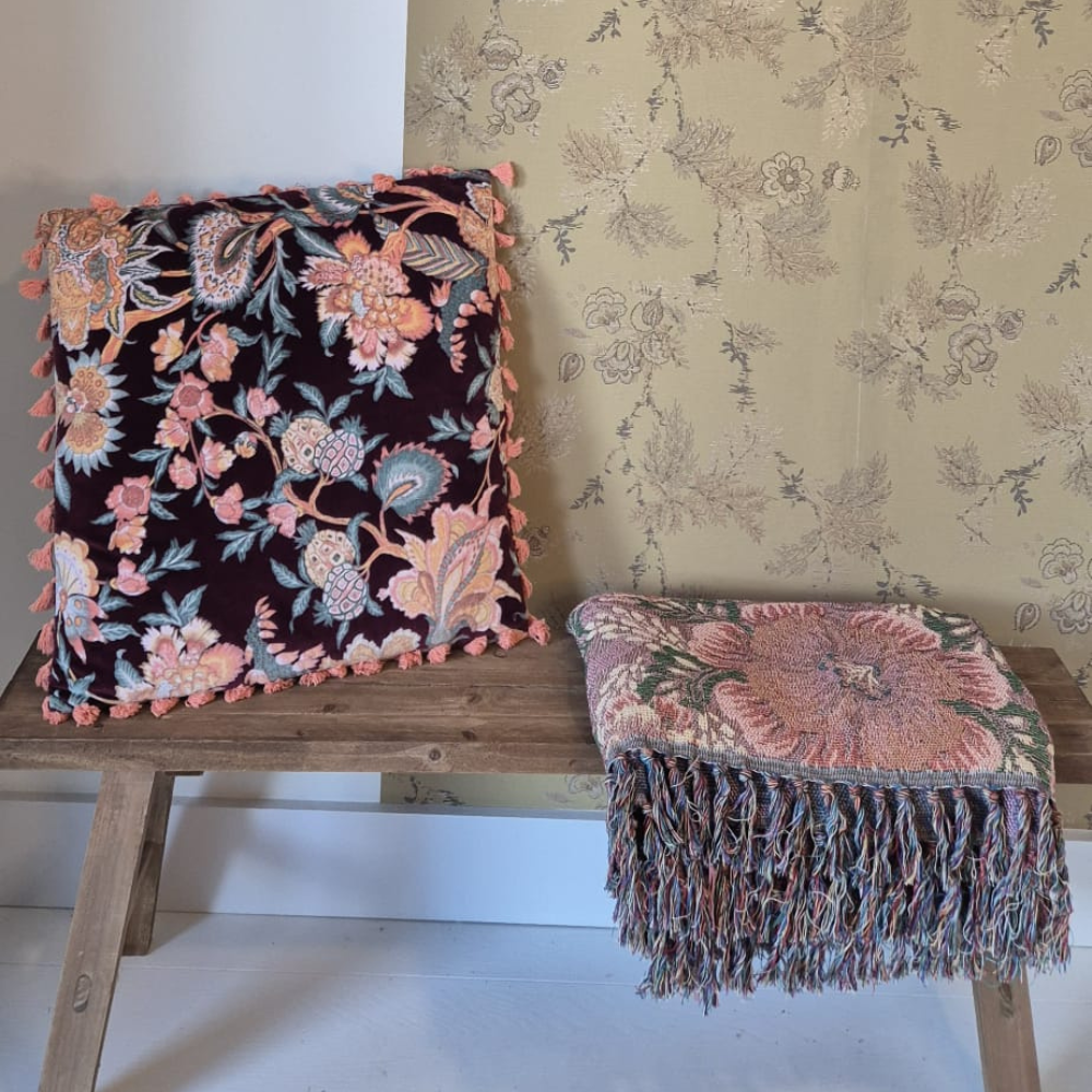 Sierkussen met franjes, donkerpaars met bloemenprint, prachtig te combineren met de mooie plaids van Imbarro