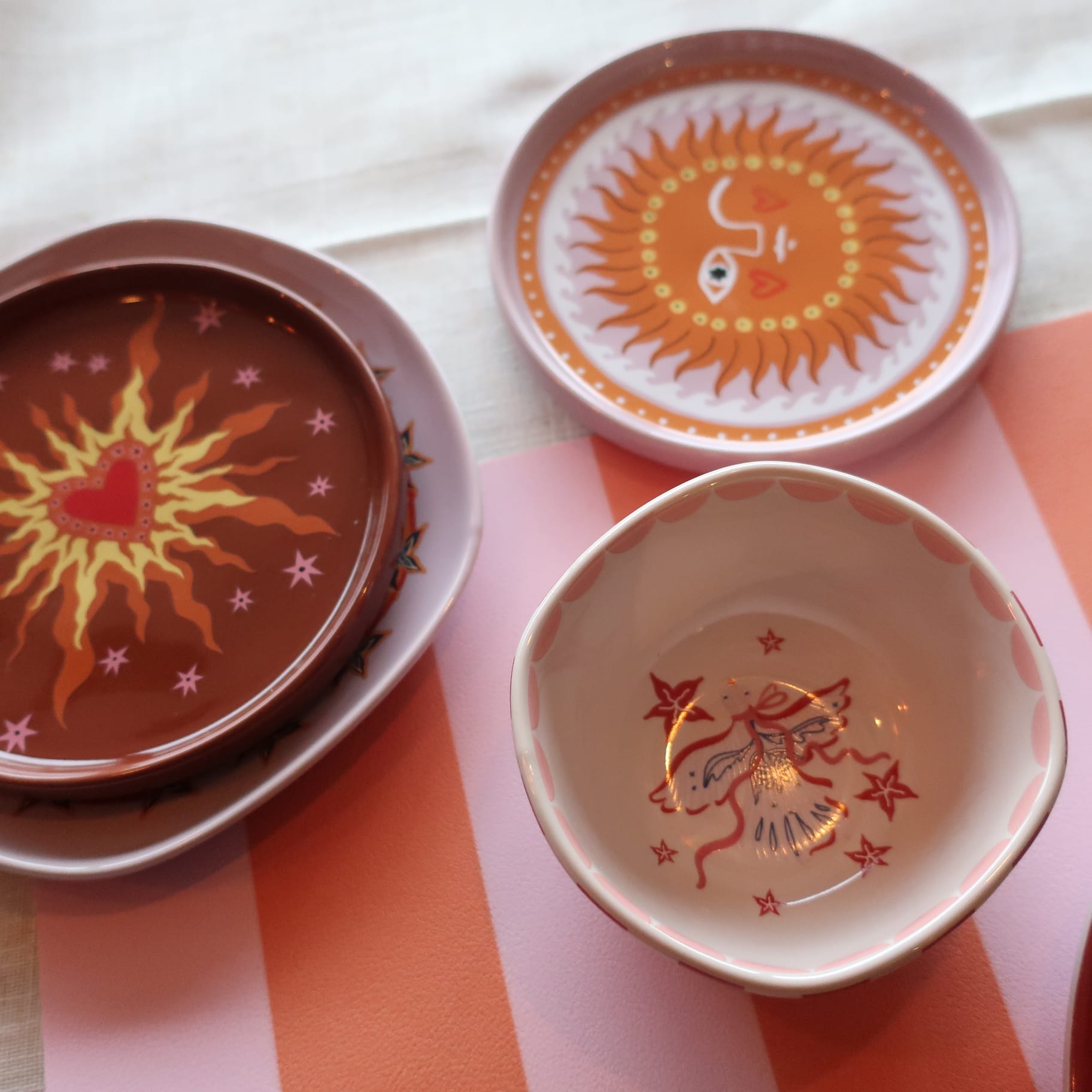 Close-up van vogel met strik op keramisch mini schaaltje, detail van handgeschilderd design