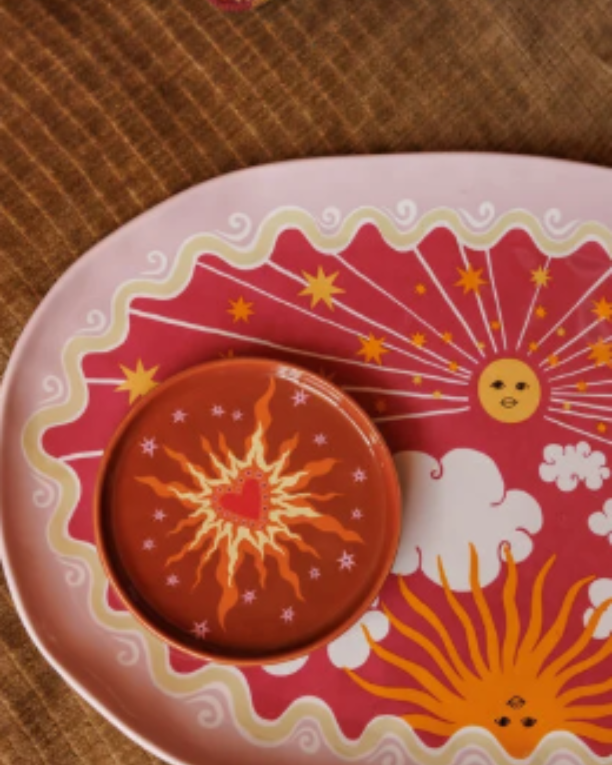 Close-up van het charmante keramieken bordje met hartje en vuur. Perfect voor ontbijt, lunch of een klein momentje voor jezelf. Duurzaam en magnetronbestendig.