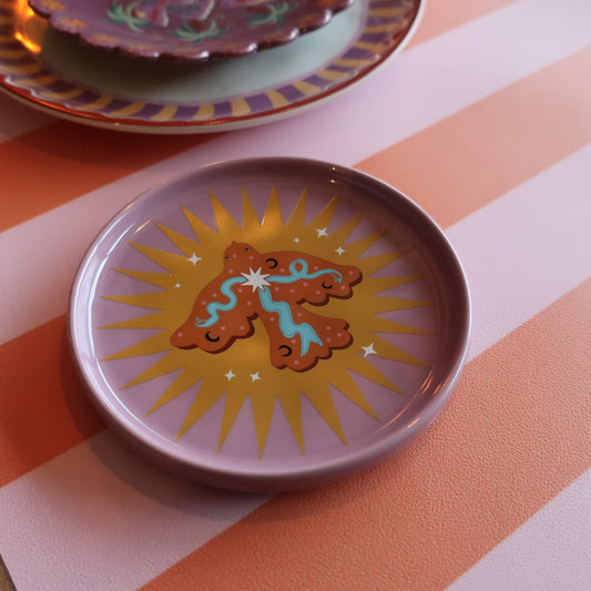 Close-up van het handgemaakte kleine bordje met vogeltje en ster. Ideaal voor ontbijt, lunch of diner. Duurzaam en vaatwasserbestendig.