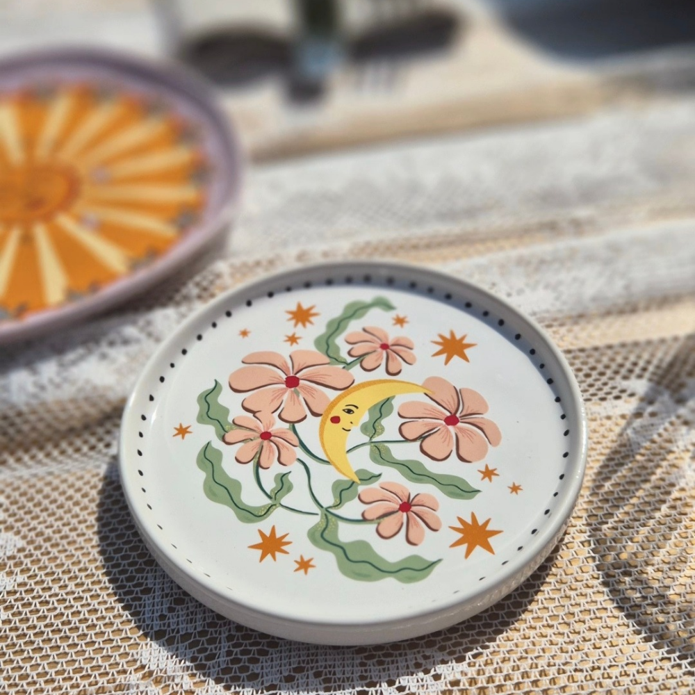 Kleurrijk bordje met maan en bloemen van all the luck in the world