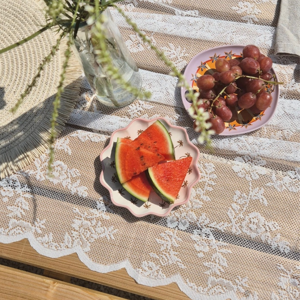 Kleurrijk servies op een mooi gedekte tafel van All the Luck in the World