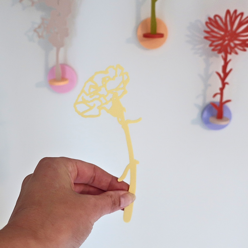 Kleurrijke wanddecoratie met de levensbloemen van Muuss-Joeff
