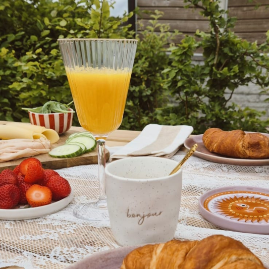 Koffiekopje met tekst Bonjour van leeff. Kleur creme