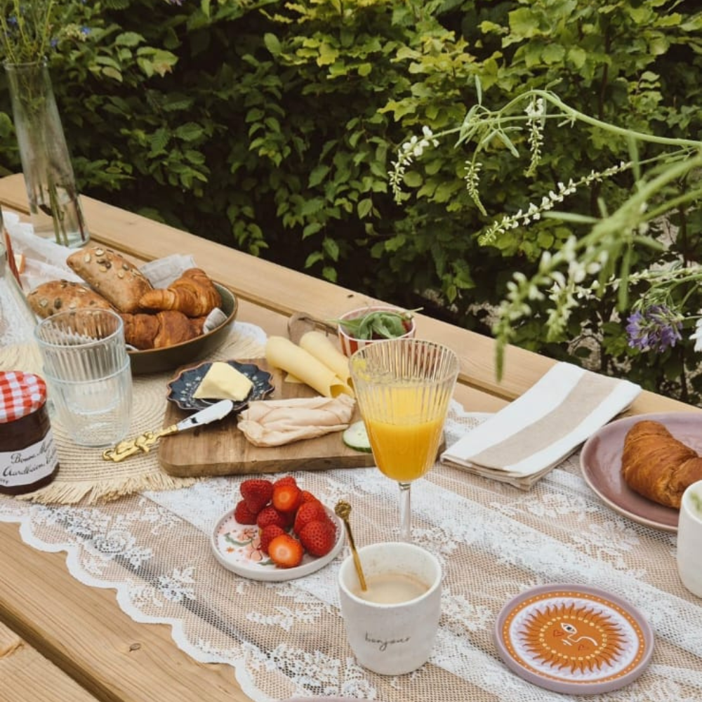 Koffiekopjes van Leeff op een gedekte ontbijttafel