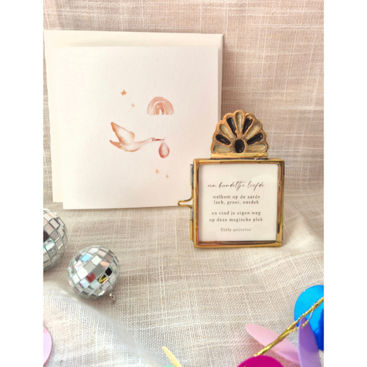 Kraamcadeau meisje fotolijstje Doing Goods gedichtje en kaartje ooievaar regenboog Bij Suus