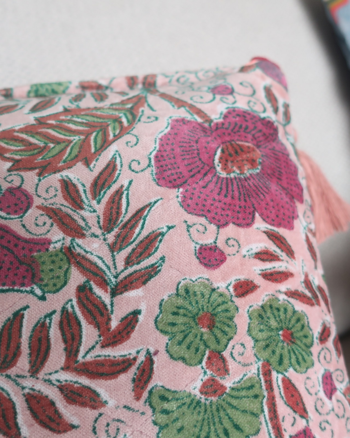 Close-up van de kwastjes en het doorgestikte ruitpatroon op het velvet Kussen Eleana Pink