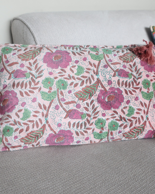 Velvet Kussen Eleana Pink met bloemprint, kwastjes en doorgestikt ruitpatroon, afmetingen 30x50 cm