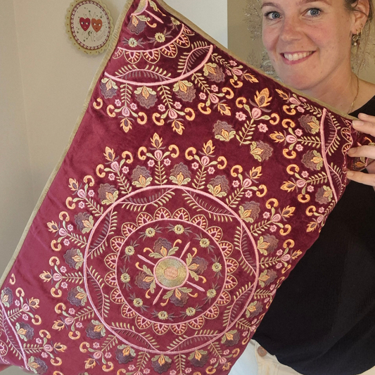 Prachtig geborduurd kussen van Imbarro, bordeaux rood met handgeboorduurd bloemen desing