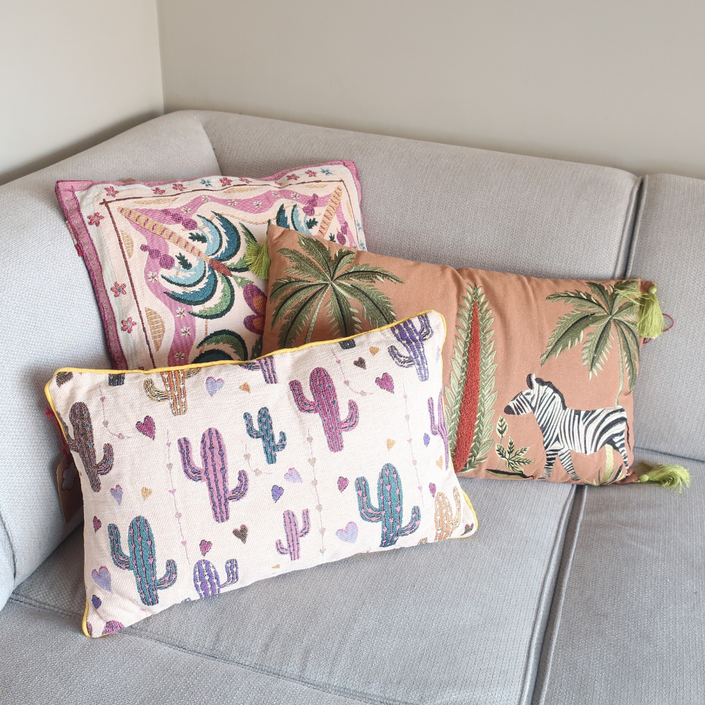 Kussen Vista als kleurrijk jacquard sierkussen gecombineerd met andere woonaccessoires en kussens