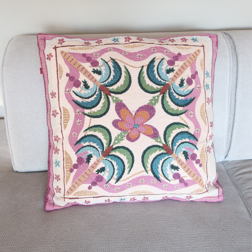 Kussen Vista voorkant met ingeweven bloemen- en palmpatroon als uniek sierkussen en woonaccessoire