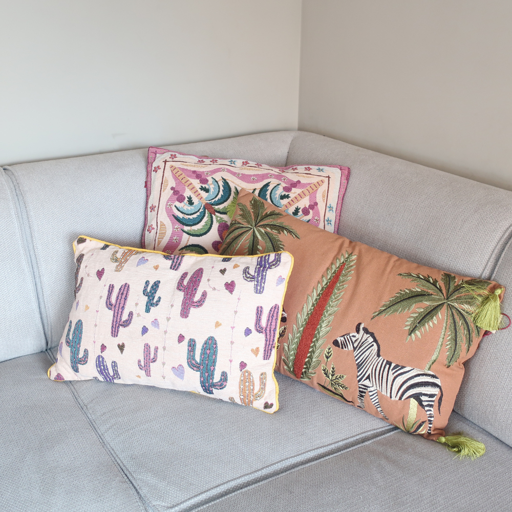 Kussen Zebra als geborduurd sierkussen gecombineerd met andere woonaccessoires en kussens in interieur