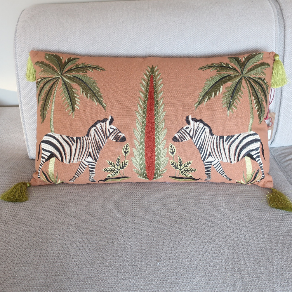 Kussen Zebra voorkant met geborduurde zebra en speelse kwastjes als uniek sierkussen en woonaccessoire